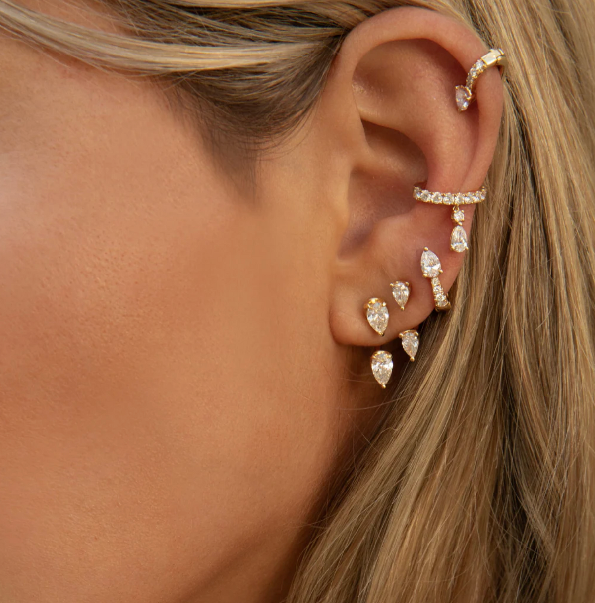 Teardrop stud earrings _Yellow Gold